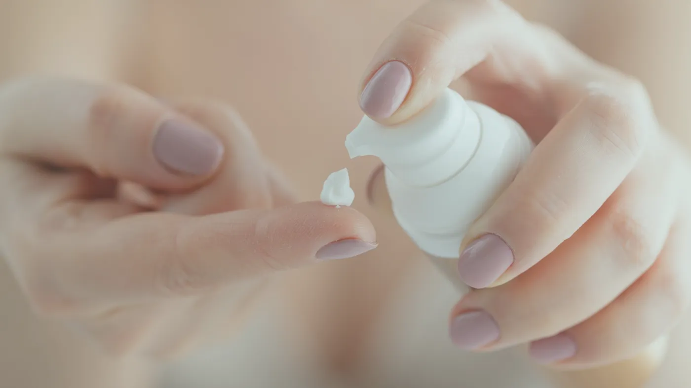 Applicazione di crema per le mani
