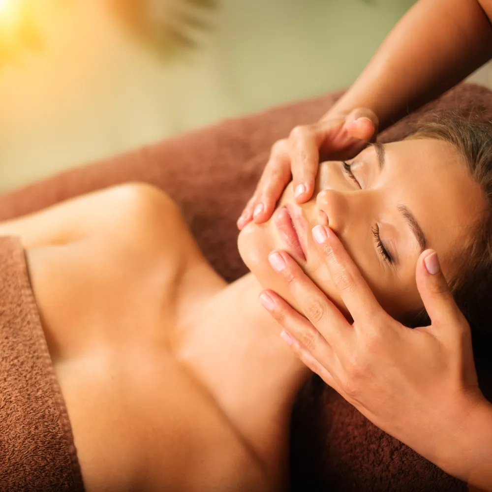 Massaggio viso rilassante nel centro estetico Eni Style
