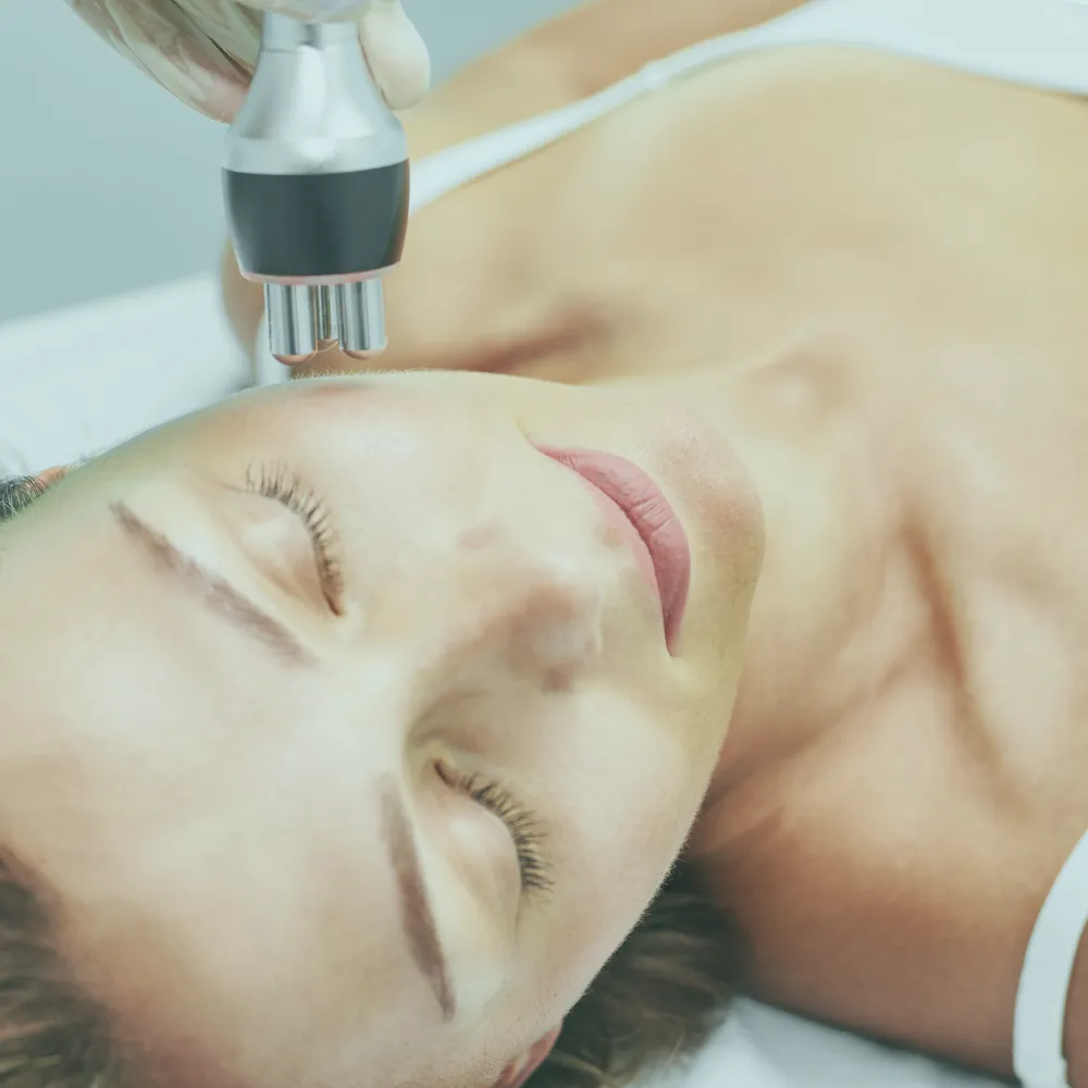 Trattamento viso professionale con tecnologia estetica